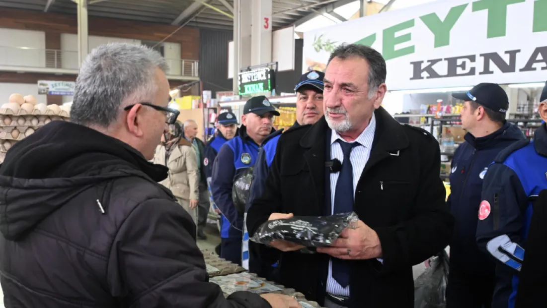 Çarşamba Pazarı Esnafına Eldiven ve Bere Desteği