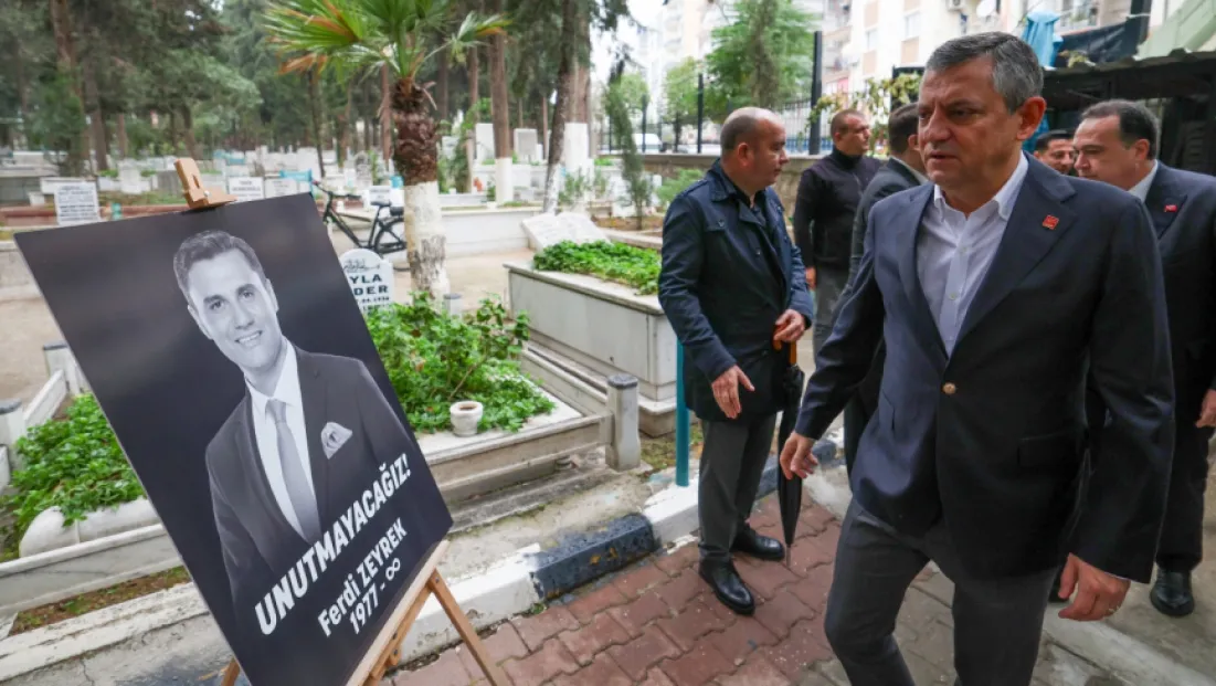 CHP Genel Başkanı Özel'den Ferdi Zeyrek'in kabrine ziyaret