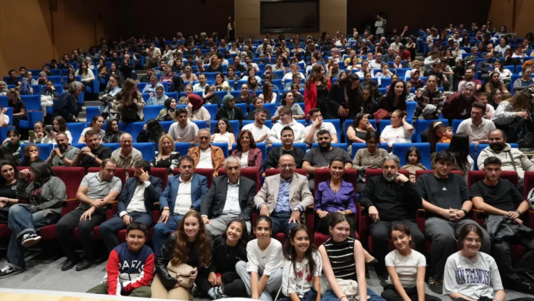 Ekrem Gürel Kültür Merkezi İki Oyunla Tiyatro Perdesini Açtı