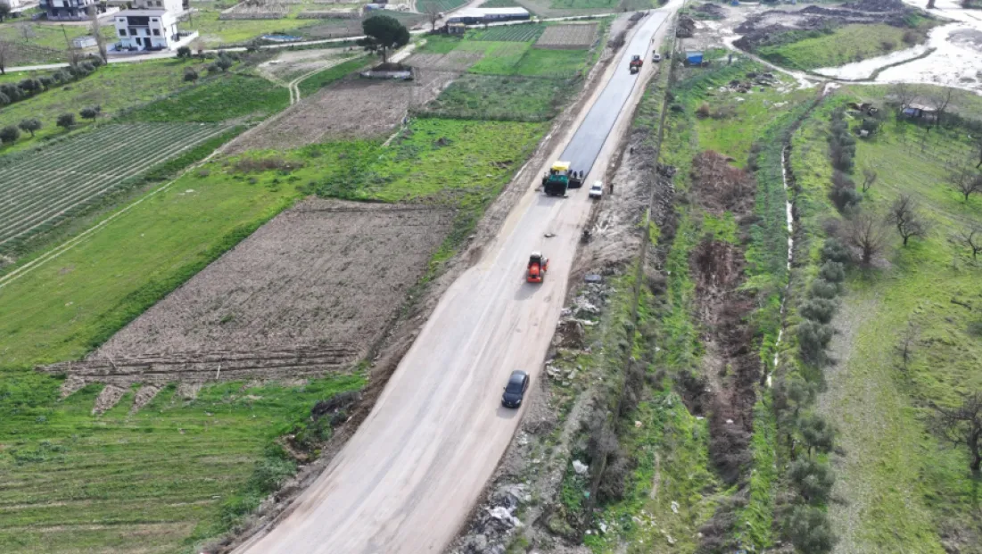 Salihli’de Modern Yol Hamlesi: Yeni Tesisten Çıkan Asfalt Hacıbektaşlı’ya Serildi