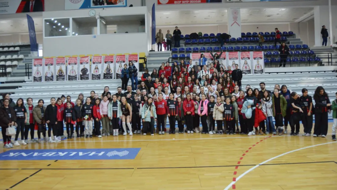 Turgutlu Belediyesi Kadın Voleybol Takımı Sezonu Galibiyetle Noktaladı