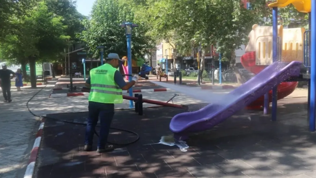 Turgutlu Belediyesinden Parklarda Yaz Temizliği