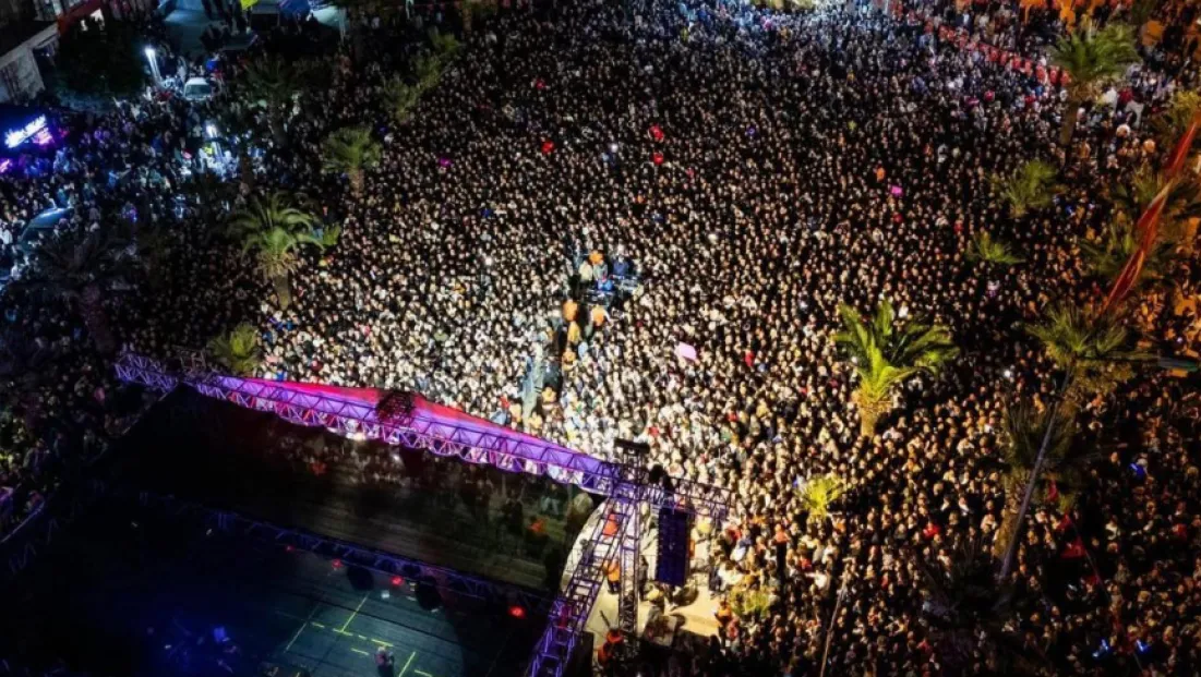 Turgutlu’da Cumhuriyet Coşkusu Ece Seçkin Konseriyle Zirveye Ulaştı