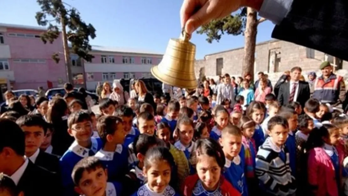 32 bine yakın öğrenci Turgutlu'da ders başı yaptı.