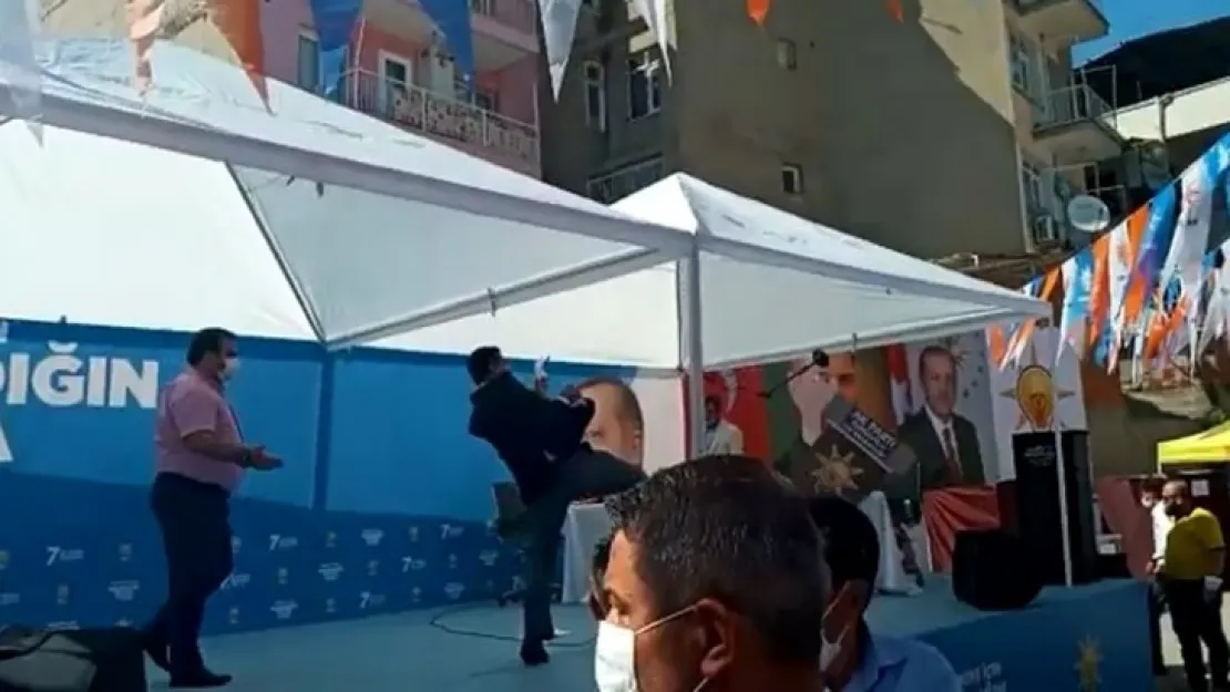 Ak Parti'nin Kongresinde tekmeler havada uçuştu (Video)