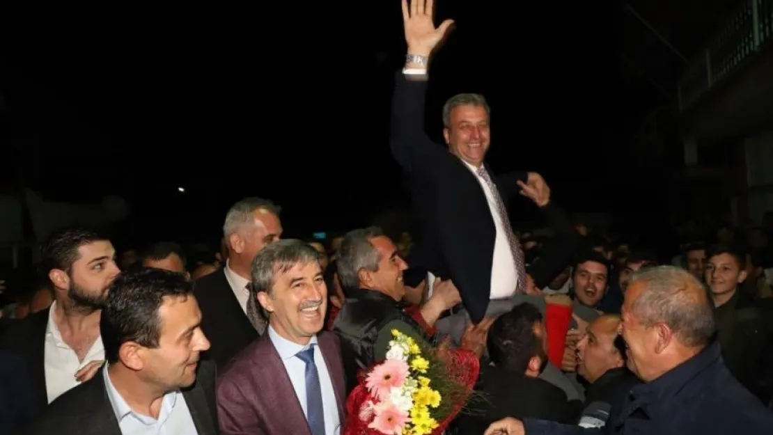 Ülkücüler ve MHP'li Gençler Başkan Adayı Turgay Şirin'nin Sergilediği tablodan dolayı rahatsızlar ve Başkan Adayına tepkililer