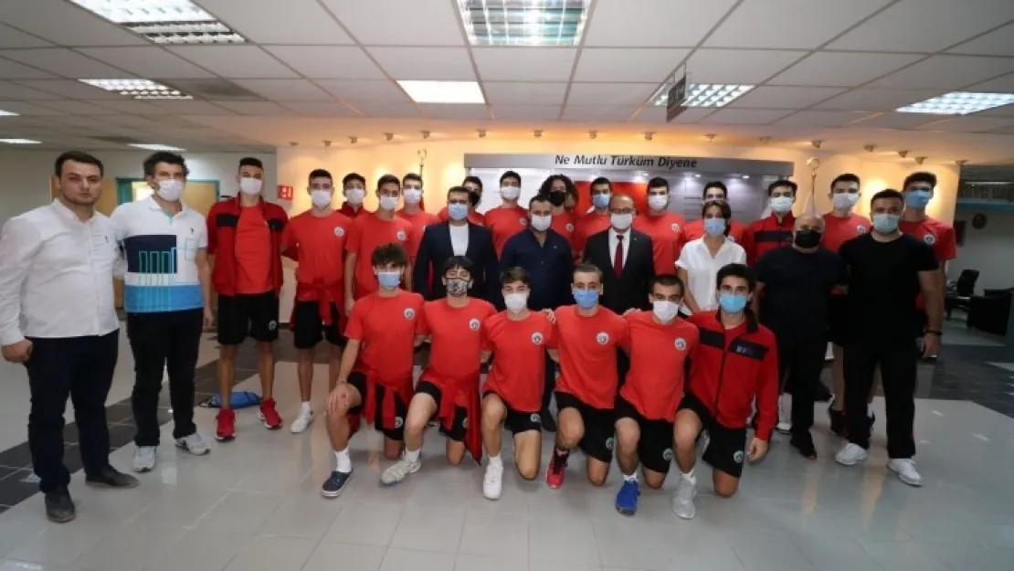 Başkan Akın Kadın Basketbol ve Erkek Voleybol Takımı Oyuncuları İle Bir Araya Geldi