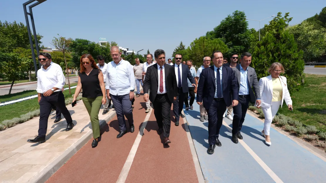 Başkan Dutlulu Akhisar'da Asfalt Çalışmalarını İnceledi, Esnafla Buluştu