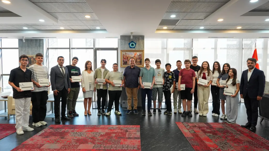 Başkan Dutlulu, Büyükşehir'in Başarılı Öğrencilerini Ağırladı