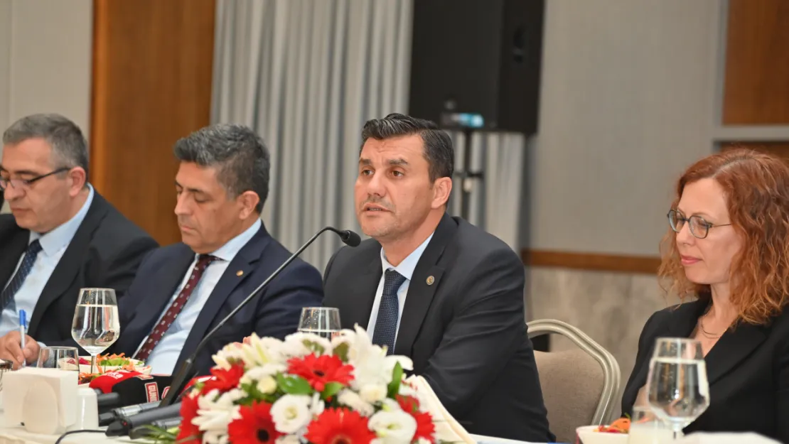 Başkan Zeyrek, Büyükşehir'de A Takımını Tanıttı