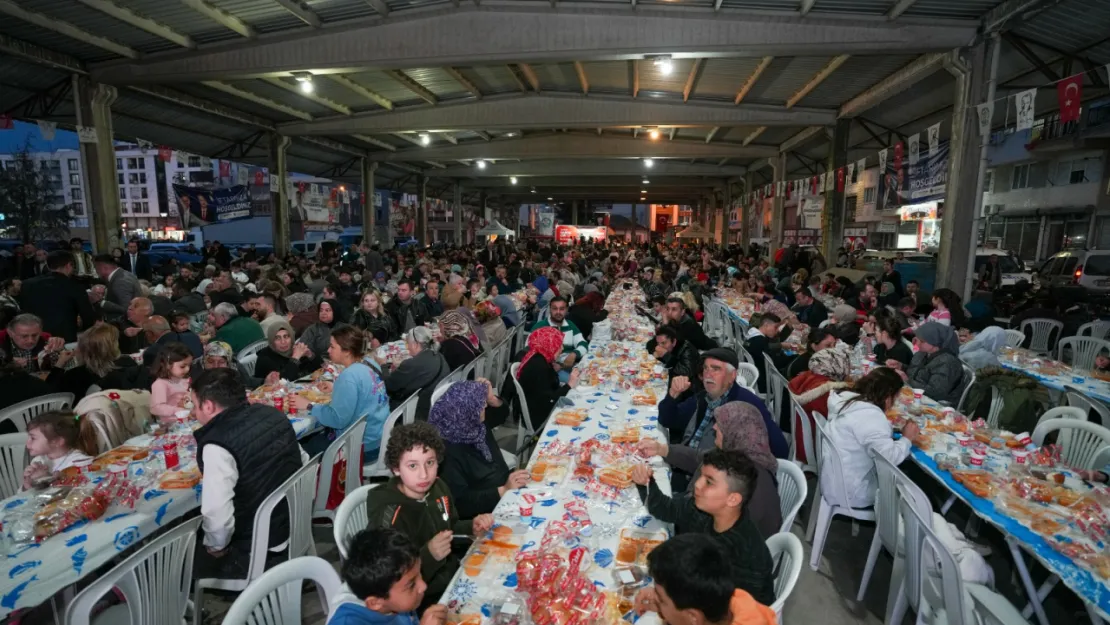 Büyükşehir'in İftar Sofrası Muradiye'de Kuruldu