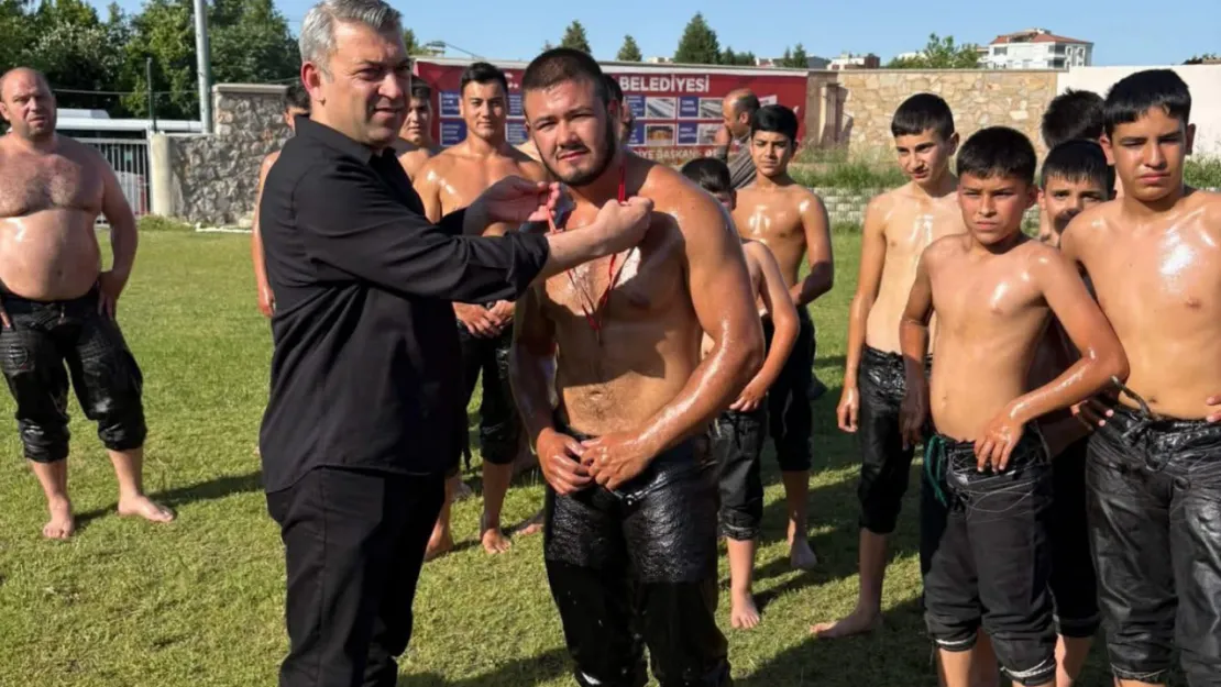 CHP Turgutlu İlçe Başkanı Hasan Ayma'dan Güreş Akademisine Ziyaret