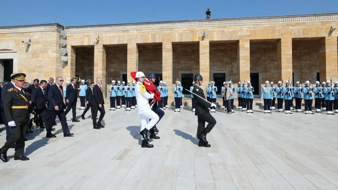 Cumhurbaşkanı Erdoğan başkanlığındaki devlet erkanı, Anıtkabir'i ziyaret etti