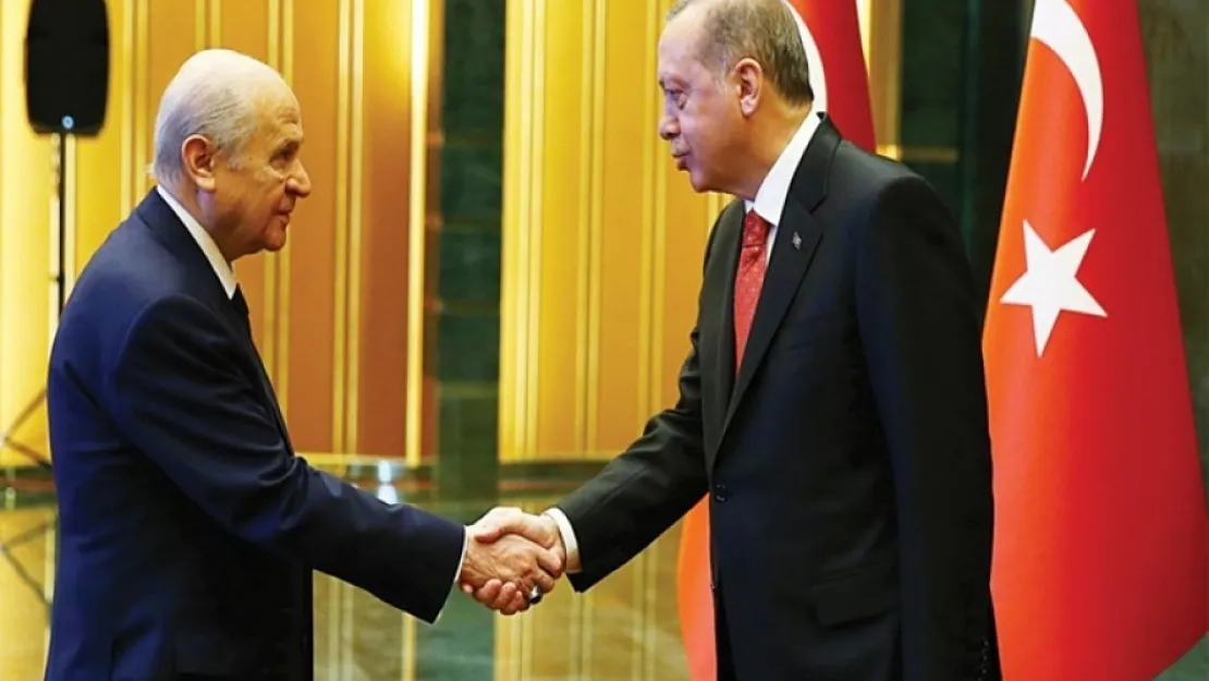Rakipler Birbirini Kolluyor  (Video)