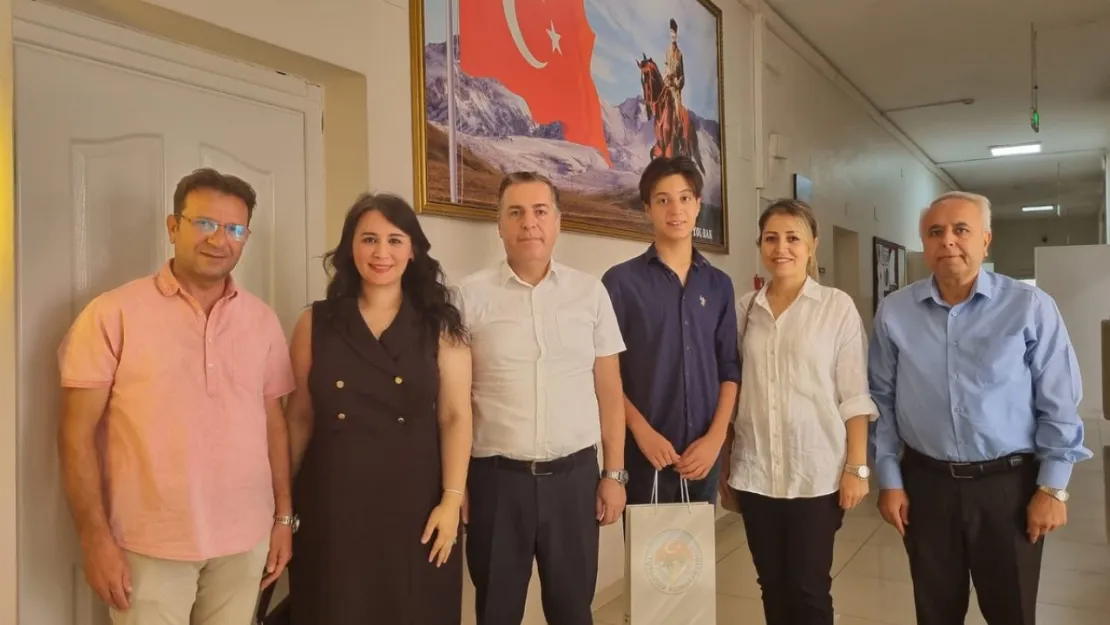 Kaymakam Kapankaya Lgs Türkiye 1.Si Olan Öğrencimizi Ve Ailesini Makamında Ağırladı