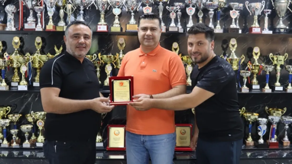 Kick Boks'cular Başkan Honaz'a plaket takdim etti