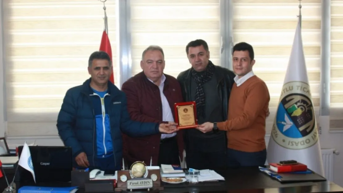 BAŞKAN FARUK AYDIN'A PLAKET