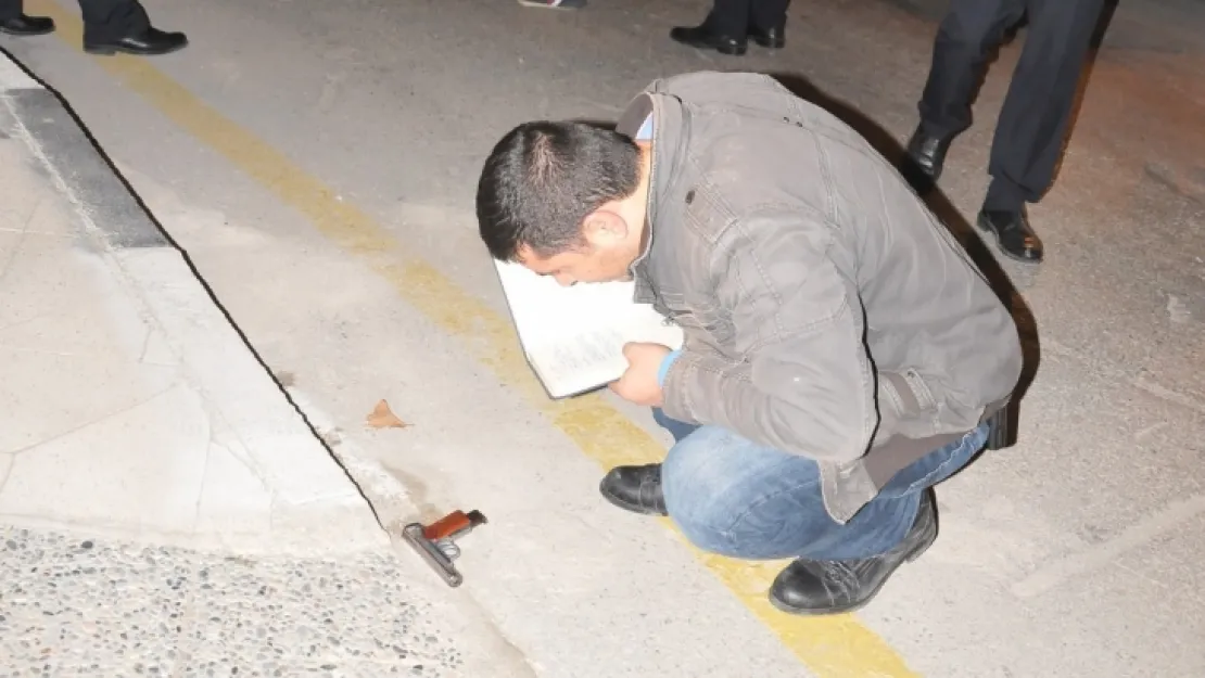 ALKOLLÜ GENÇLER ÜZERLERİNDEKİ SİLAHI YOLA ATTI