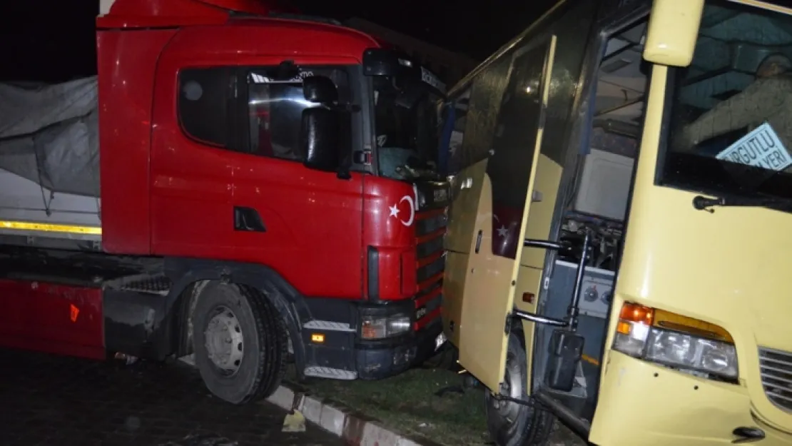 Turgutlu'da işçi servisine TIR çarptı.. 2  yaralı..!