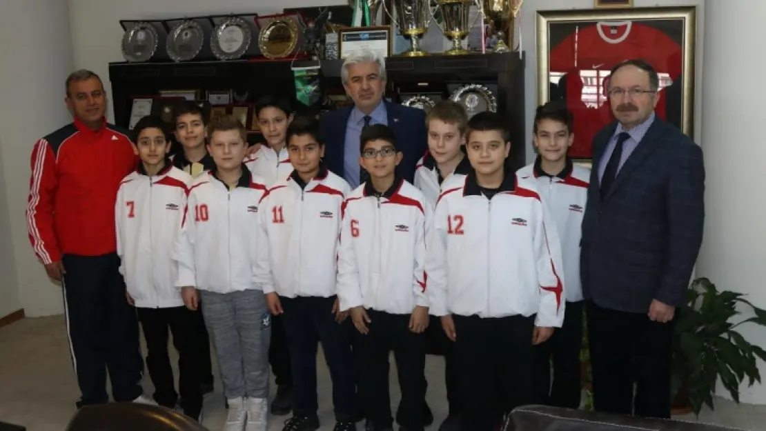 Basketbol takımından Belediye Başkanı Salih Hızlı'ya teşekkür