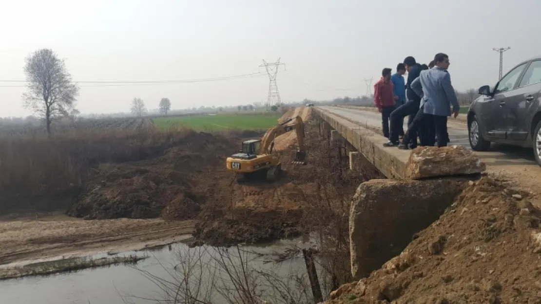 İzzettin Mahallesindeki dur geç köprüsünün yıkımı başladı