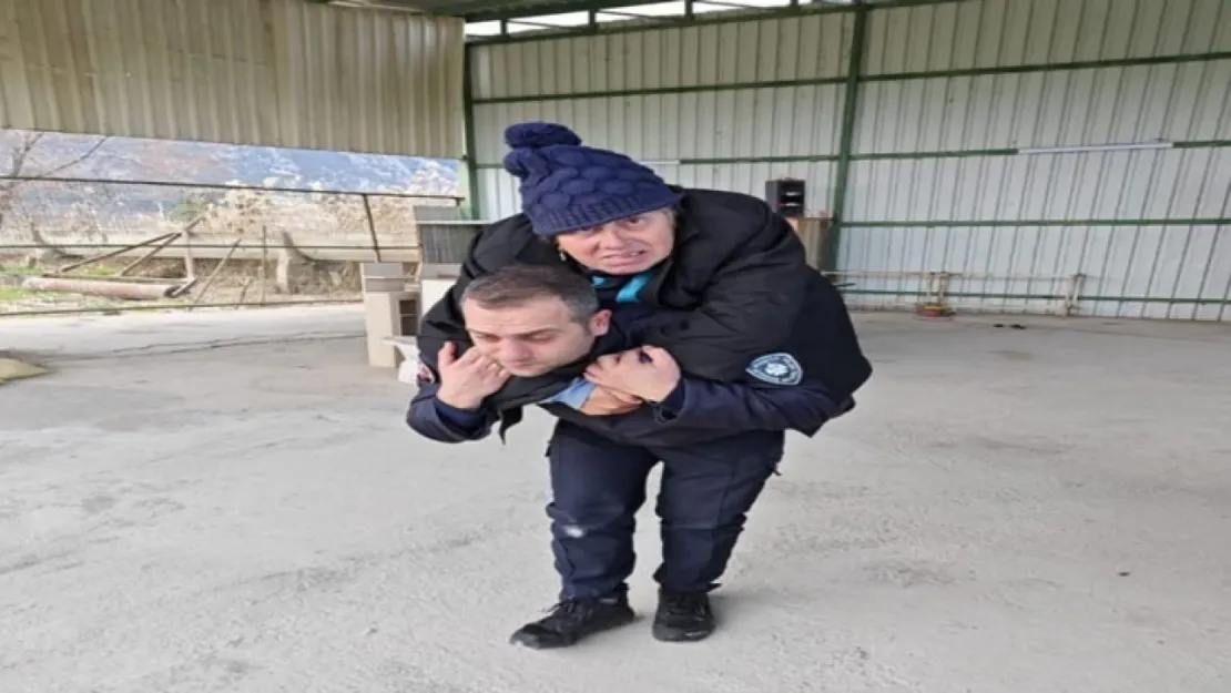 Manisa Büyükşehir Zabıta Ekiplerinden Örnek Davranış