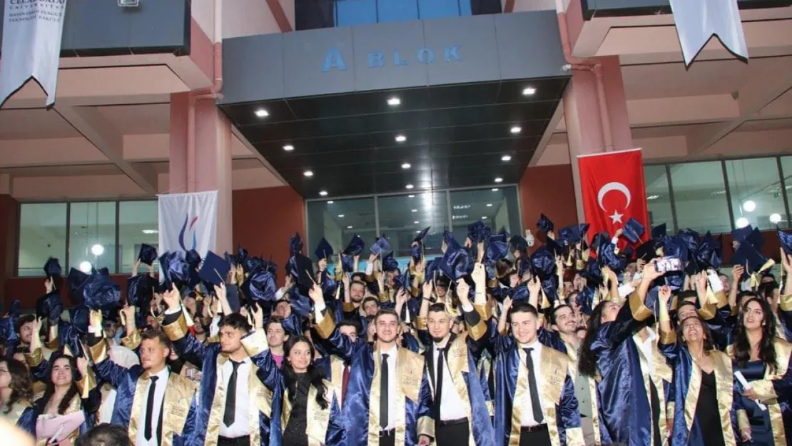 Manisa Celal Bayar Üniversitesi Hasan Ferdi Turgutlu Teknoloji Fakültesi'nde Mezuniyet Coşkusu