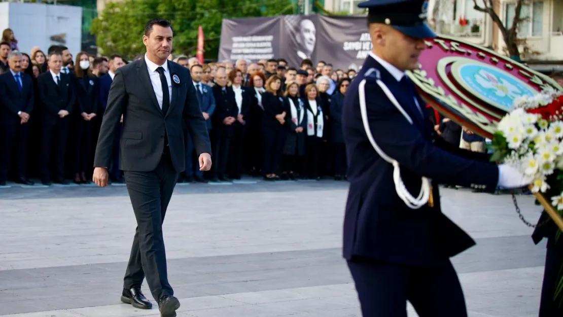 Manisa Cumhuriyet Meydanı'nda Ata'ya saygı!