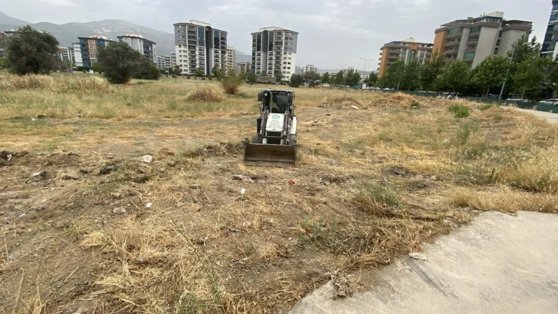 Manisa'da Yabani Ot Temizliği Çalışmaları Devam Ediyor