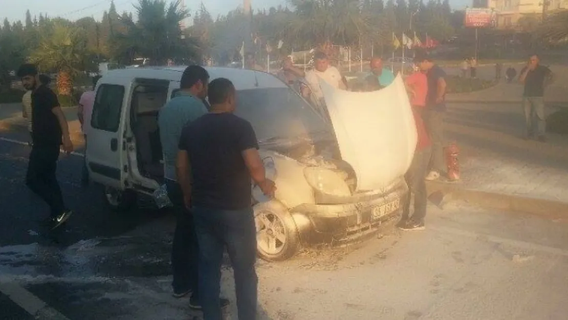 Turgutlu'da Kırmızı Işıkta duran araç birden alev aldı