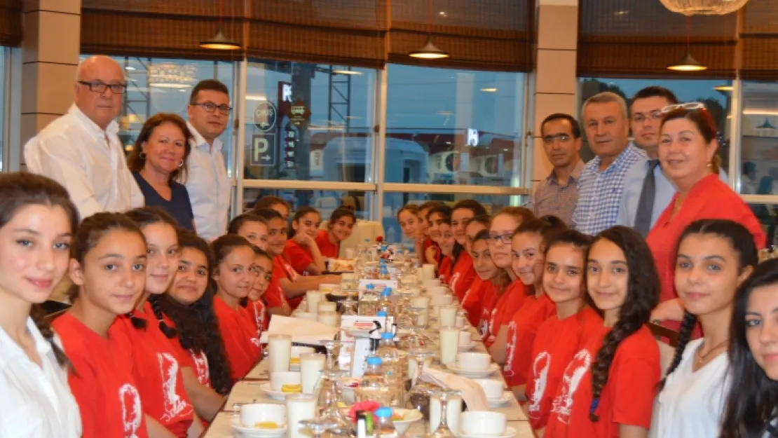 ÖZDİLEK AVM KÜÇÜK KIZLAR HENTBOL TAKIMINI YEMEKTE AĞIRLADI