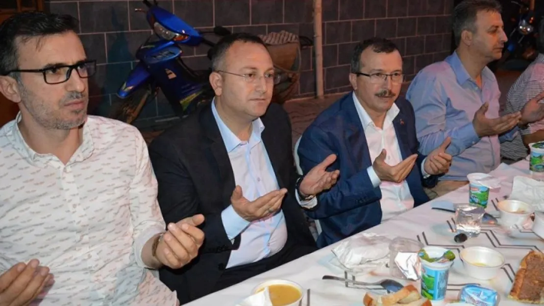 AYDEMİR VE GEDİZLİ PARTİLİLER İFTAR YEMEĞİNE KADILDI
