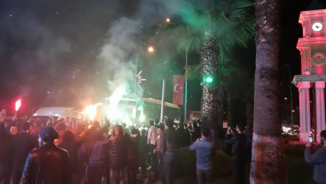 TURGUTLUSPOR İLÇEDE COŞKUYLA KARŞILANDI
