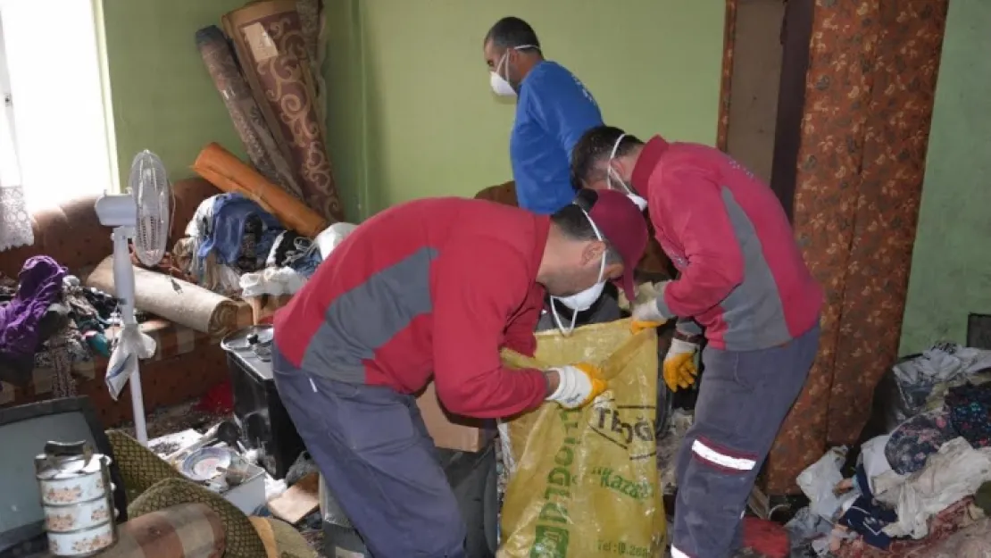 Evden 20 traktör çöp çıkarıldı