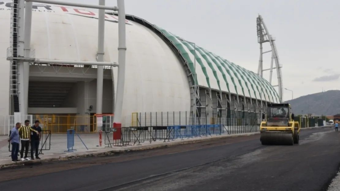 Akhisar Stadyumunun etrafında asfalt çalışmaları gerçekleştiriliyor