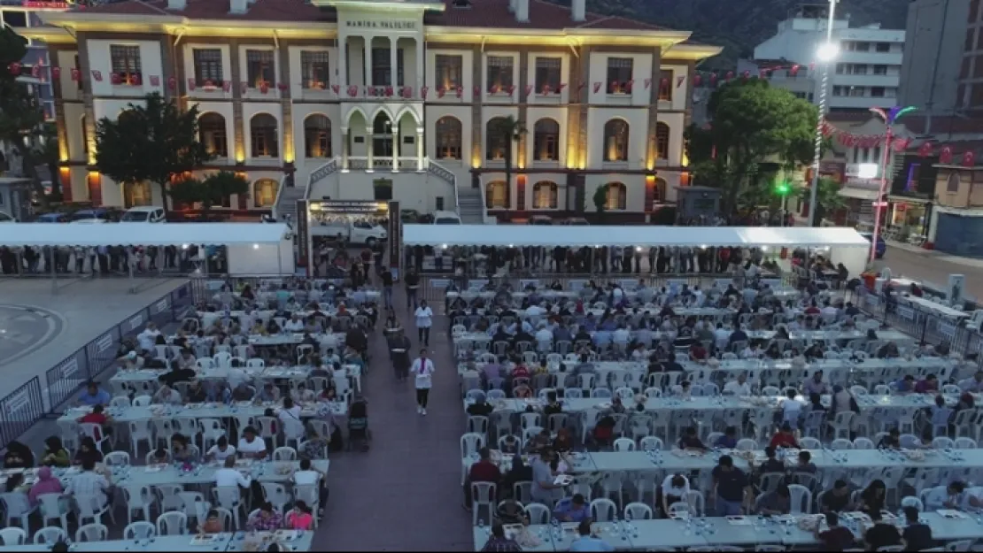 Manisalılar İlk iftarda Cumhuriyet Meydanında buluştu