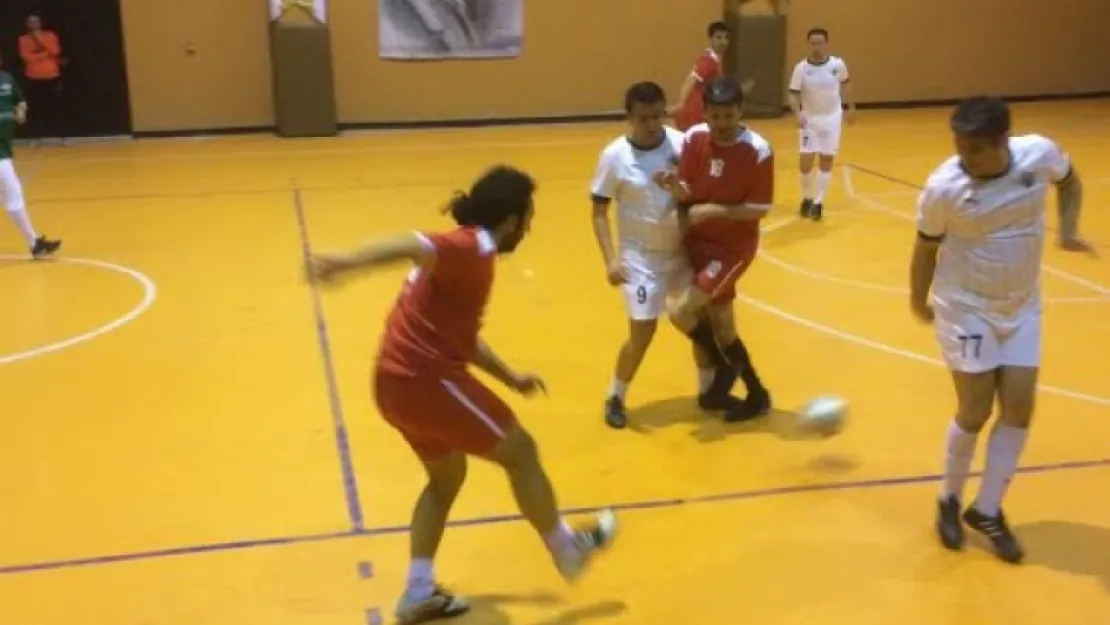 Satır Mustafa ve Taksi Zeki 2. Futsal Turnuvası çekişmeli geçiyor