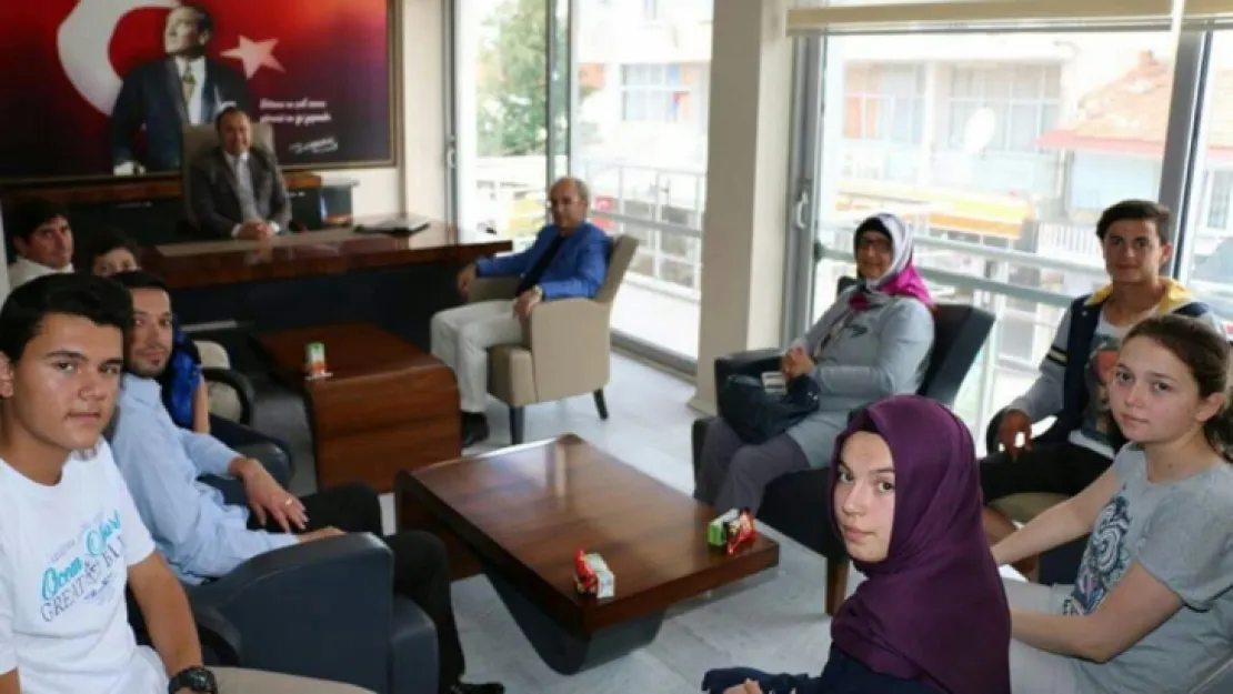 BAŞKAN NURULLAH SAVAŞ BAŞARILI ÖĞRENCILEŔİ ÖDÜLLENDİRDİ