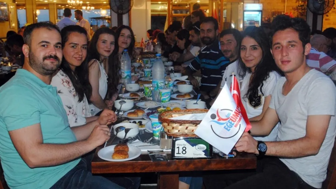 Özel Egeumut ailesi iftarda bir araya geldi