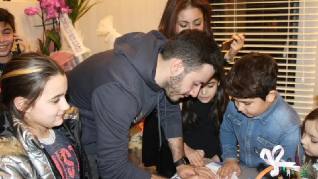 YouTuber Enes Batur,'Sevenleriyle buluştu