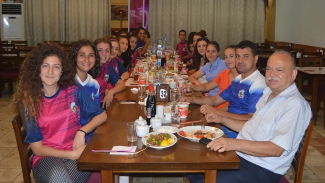 Kadın futbol takımına esnaflardan destek yağıyor