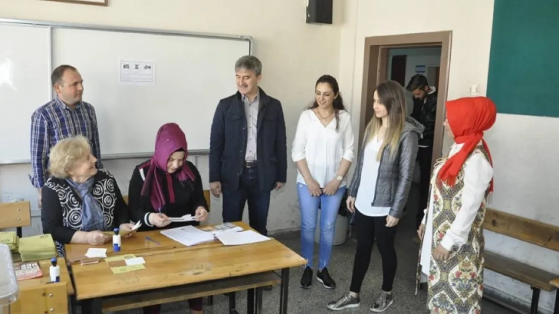 Başkan Şirin eşi ve kızıyla oyunu kullandı