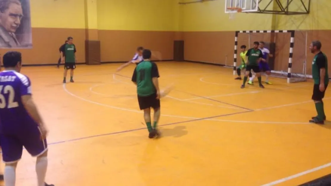 Satır Mustafa ve Taksi Zeki Futsal Turnuvasında 3 hafta geride kaldı