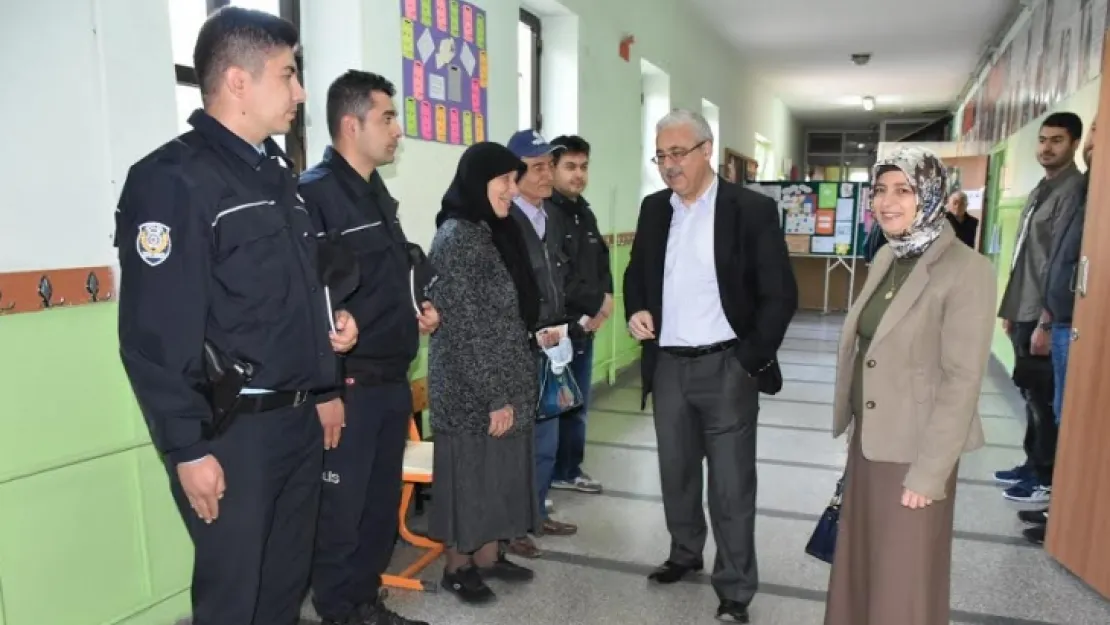 VALİ GÜVENÇER VE EŞİ FATMA DİLEK GÜVENÇER OYLARINI GAZİ İLKOKULUNDA KULLANDI