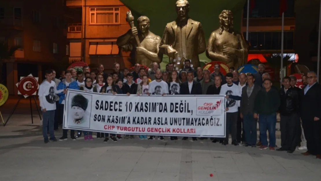 TURGUTLU'DA CHP'Lİ GENÇLER ATA'YI ANDILAR