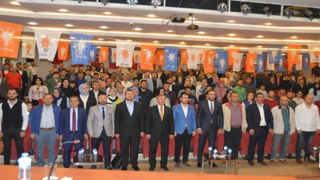 AK GENÇLİK BU KONFERANSTA BULUŞTU