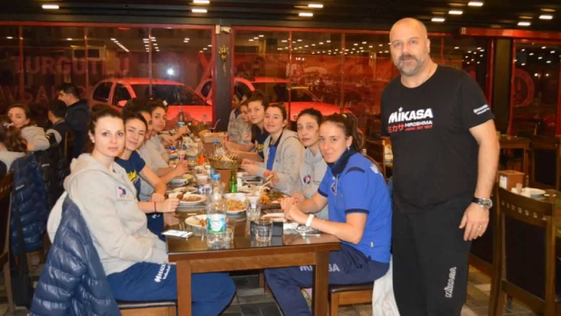 Turgutlu İskenderiye Ocakbaşı, Halkbank Bayan Voleybol Takımını Ağırladı