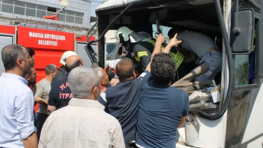 Servis minibüsü kamyona çarptı: 10 yaralı