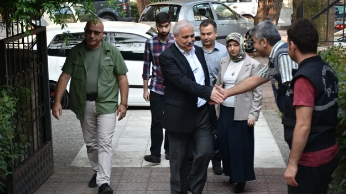 Vali Güvençer ve Ailesi Gazi İlkokulunda kullandı