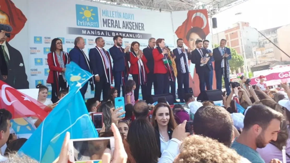 Akşener Manisa'da halka hitap etti